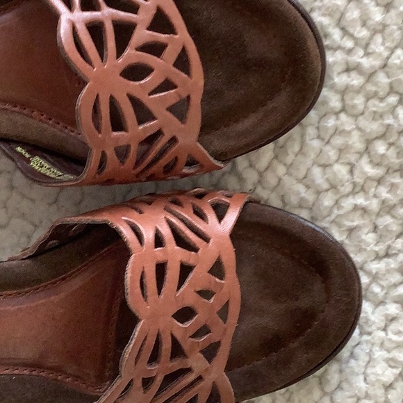 White Mountain heeled brown sandals, size 6M. - Picture 5 of 7